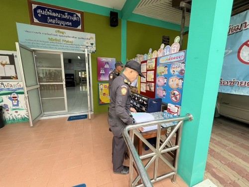 เจ้าหน้าที่เทศกิจ ออกตรวจตราตามมาตรการรักษาความปลอดภัยในโรงเรียน เขตเทศบาลนครแม่สอด 