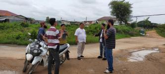 นายกุล  เครือวีระ รองนายกเทศมนตรีนครแม่สอด พร้อมด้วยกองช่างออกสำรวจพื้นที่ที่ชาวบ้านร้องเรียนและพื้นที่โครงการเลียบคลองชลประทานโครงการถนนคอนกรีตเสริมเหล็กมูจาฮีรีน