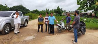 นายกุล  เครือวีระ รองนายกเทศมนตรีนครแม่สอด พร้อมด้วยกองช่างออกสำรวจพื้นที่ที่ชาวบ้านร้องเรียนและพื้นที่โครงการเลียบคลองชลประทานโครงการถนนคอนกรีตเสริมเหล็กมูจาฮีรีน