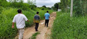 นายกุล  เครือวีระ รองนายกเทศมนตรีนครแม่สอด พร้อมด้วยกองช่างออกสำรวจพื้นที่ที่ชาวบ้านร้องเรียนและพื้นที่โครงการเลียบคลองชลประทานโครงการถนนคอนกรีตเสริมเหล็กมูจาฮีรีน