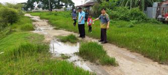 นายกุล  เครือวีระ รองนายกเทศมนตรีนครแม่สอด พร้อมด้วยกองช่างออกสำรวจพื้นที่ที่ชาวบ้านร้องเรียนและพื้นที่โครงการเลียบคลองชลประทานโครงการถนนคอนกรีตเสริมเหล็กมูจาฮีรีน