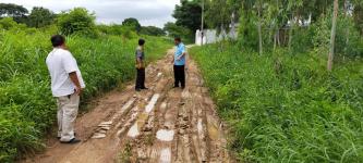 นายกุล  เครือวีระ รองนายกเทศมนตรีนครแม่สอด พร้อมด้วยกองช่างออกสำรวจพื้นที่ที่ชาวบ้านร้องเรียนและพื้นที่โครงการเลียบคลองชลประทานโครงการถนนคอนกรีตเสริมเหล็กมูจาฮีรีน