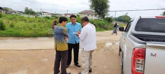 นายกุล  เครือวีระ รองนายกเทศมนตรีนครแม่สอด พร้อมด้วยกองช่างออกสำรวจพื้นที่ที่ชาวบ้านร้องเรียนและพื้นที่โครงการเลียบคลองชลประทานโครงการถนนคอนกรีตเสริมเหล็กมูจาฮีรีน