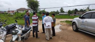 นายกุล  เครือวีระ รองนายกเทศมนตรีนครแม่สอด พร้อมด้วยกองช่างออกสำรวจพื้นที่ที่ชาวบ้านร้องเรียนและพื้นที่โครงการเลียบคลองชลประทานโครงการถนนคอนกรีตเสริมเหล็กมูจาฮีรีน