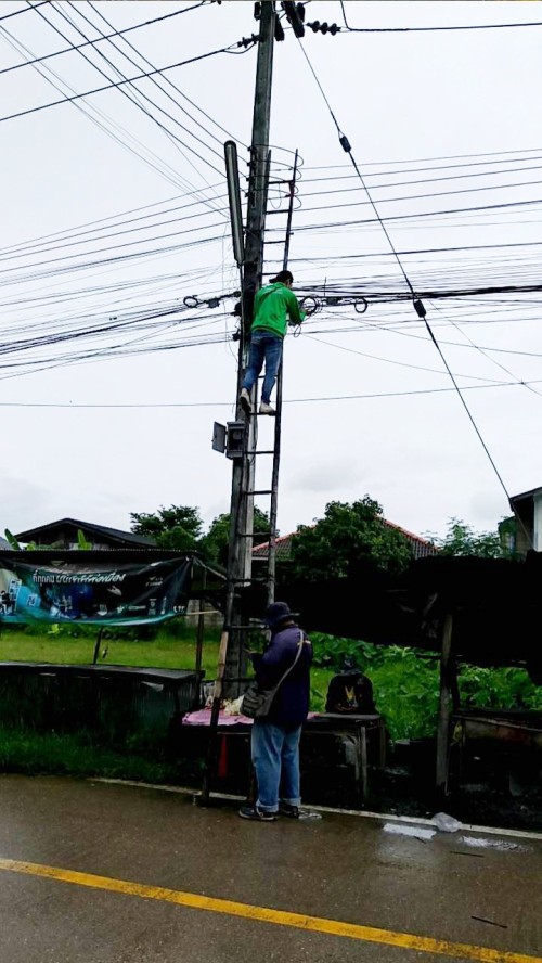 เจ้าหน้าที่กองยุทธศาสตร์และงบประมาณ ดำเนินการตามคำร้องขอซ่อมแซมเคเบิ้ลทีวี เพื่อการศึกษาเทศบาลนครแม่สอด