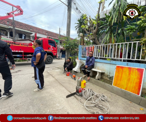 ดับเพลิงนครแม่สอด ออกดำเนินการตัดต้นไม้ เนื่องจากพาดผ่านสายไฟฟ้า บริเวณหมู่บ้านตาลเดี่ยว วิลล่า