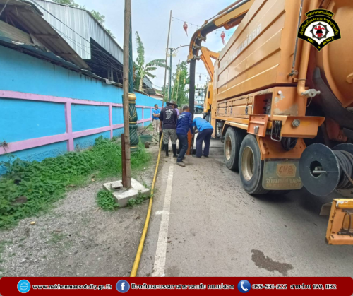 ดับเพลิงนครแม่สอด ร่วมกองช่างสุขาภิบาล ออกดำเนินการฉีดดันท่อระบายน้ำ บริเวณใกล้เคียงโรงเรียนแม่สอด