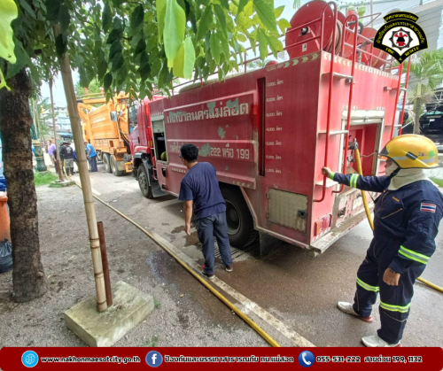 ดับเพลิงนครแม่สอด ร่วมกองช่างสุขาภิบาล ออกดำเนินการฉีดดันท่อระบายน้ำ บริเวณใกล้เคียงโรงเรียนแม่สอด