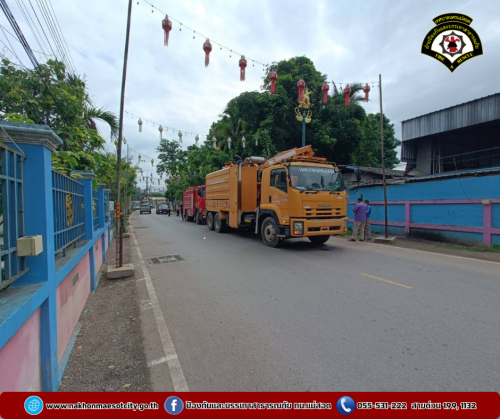 ดับเพลิงนครแม่สอด ร่วมกองช่างสุขาภิบาล ออกดำเนินการฉีดดันท่อระบายน้ำ บริเวณใกล้เคียงโรงเรียนแม่สอด