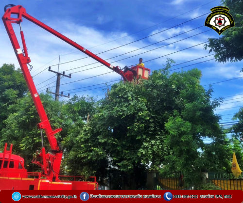 ดับเพลิงนครแม่สอด ออกดำเนินการตัดแต่งกิ่งไม้ เนื่องจากบดบังทัศนวิสัย บริเวณสำนักงานเทศบาลนครแม่สอด