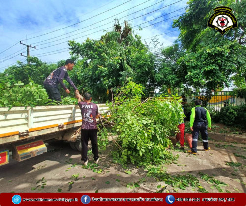 ดับเพลิงนครแม่สอด ออกดำเนินการตัดแต่งกิ่งไม้ บริเวณสำนักงานเทศบาลนครแม่สอด