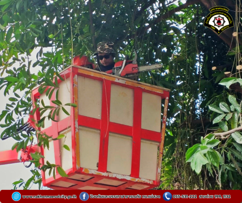 ดับเพลิงนครแม่สอด ออกดำเนินการตัดต้นไม้พาดผ่านสายไฟฟ้า บริเวณใกล้เคียงสถานีตำรวจภูธรแม่สอด