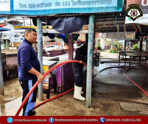 ดับเพลิงนครแม่สอด ร่วมกองสุขาภิบาลและสิ่งแวดล้อม ออกดำเนินการฉีดล้างทำความสะอาดตลาดสดในเขตเทศบาลนครแม่สอด