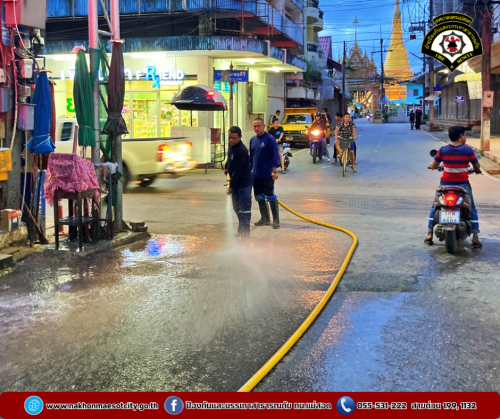 ดับเพลิงนครแม่สอด ร่วมกองสุขาภิบาลและสิ่งแวดล้อม ออกดำเนินการฉีดล้างทำความสะอาดตลาดสดในเขตเทศบาลนครแม่สอด