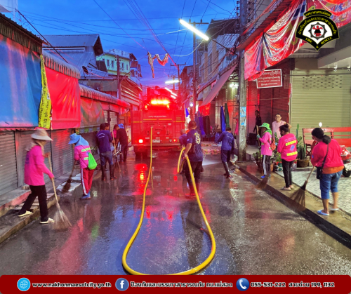 ดับเพลิงนครแม่สอด ร่วมกองสุขาภิบาลและสิ่งแวดล้อม ออกดำเนินการฉีดล้างทำความสะอาดตลาดสดในเขตเทศบาลนครแม่สอด