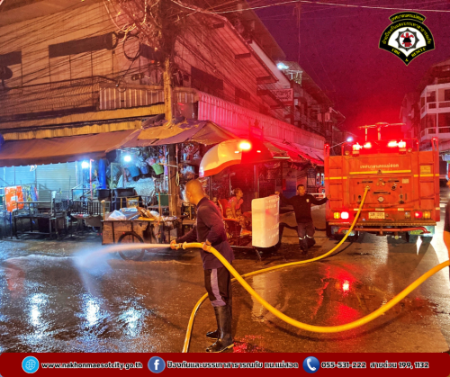 ดับเพลิงนครแม่สอด ร่วมกองสุขาภิบาลและสิ่งแวดล้อม ออกดำเนินการฉีดล้างทำความสะอาดตลาดสดในเขตเทศบาลนครแม่สอด