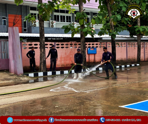 ดับเพลิงนครแม่สอด ออกดำเนินการฉีดล้างทำความสะอาด ถนนทางเข้าและลานอเนกประสงค์ของเรือนจำอำเภอแม่สอด