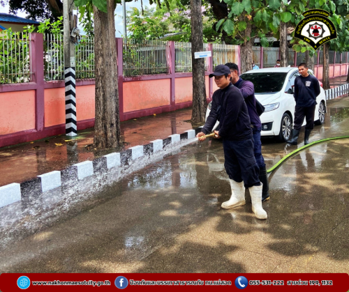 ดับเพลิงนครแม่สอด ออกดำเนินการฉีดล้างทำความสะอาด ถนนทางเข้าและลานอเนกประสงค์ของเรือนจำอำเภอแม่สอด