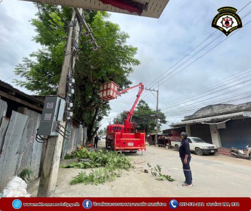 ดับเพลิงนครแม่สอด ออกดำเนินการตัดแต่งกิ่งไม้ เนื่องจากพาดผ่านสายไฟฟ้า บริเวณใกล้เคียงไทยแสงทองบ้านโต้ง