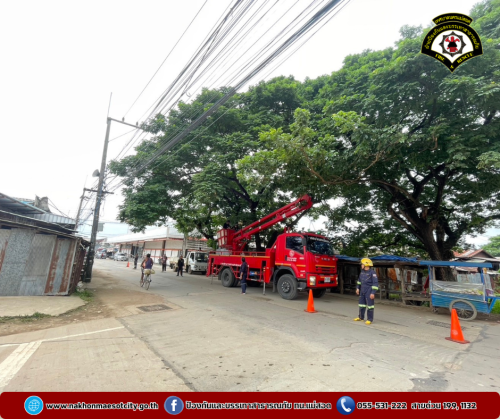 ดับเพลิงนครแม่สอด ออกดำเนินการตัดแต่งกิ่งไม้ เนื่องจากพาดผ่านสายไฟฟ้า บริเวณใกล้เคียงไทยแสงทองบ้านโต้ง