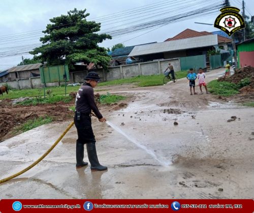 ดับเพลิงนครแม่สอด ออกดำเนินการฉีดล้างทำความสะอาด บริเวณถนนเลียบคลองทางเข้ามัสยิดมูฮาญีรีน