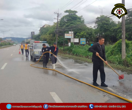 ดับเพลิงนครแม่สอด ออกดำเนินการฉีดล้างทำความสะอาด บริเวณถนนสายเอเชีย แยกเอเชียการยาง