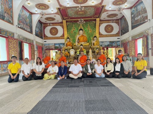 รองปลัดเทศบาลและสมาชิกสภาเทศบาล พร้อมด้วยพนักงานกองช่างสุขาภิบาล ร่วมถวายเทียนพรรษา ผ้าอาบน้ำฝน ฯลฯ 