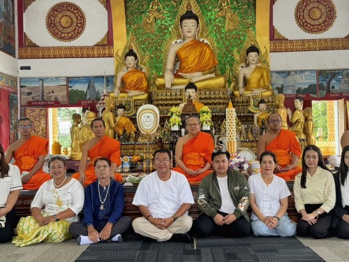 รองปลัดเทศบาลและสมาชิกสภาเทศบาล พร้อมด้วยพนักงานกองช่างสุขาภิบาล ร่วมถวายเทียนพรรษา ผ้าอาบน้ำฝน ฯลฯ 