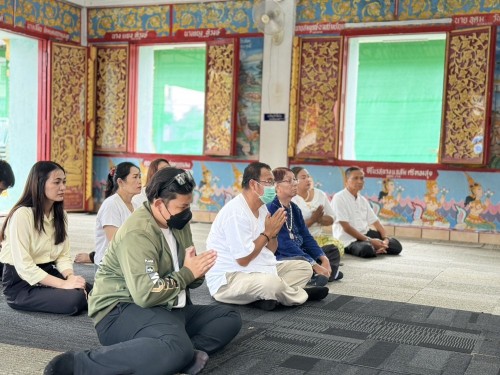 รองปลัดเทศบาลและสมาชิกสภาเทศบาล พร้อมด้วยพนักงานกองช่างสุขาภิบาล ร่วมถวายเทียนพรรษา ผ้าอาบน้ำฝน ฯลฯ 