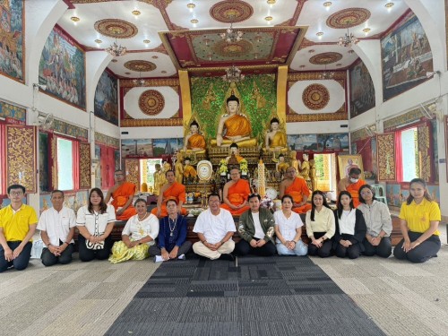 รองปลัดเทศบาลและสมาชิกสภาเทศบาล พร้อมด้วยพนักงานกองช่างสุขาภิบาล ร่วมถวายเทียนพรรษา ผ้าอาบน้ำฝน ฯลฯ 