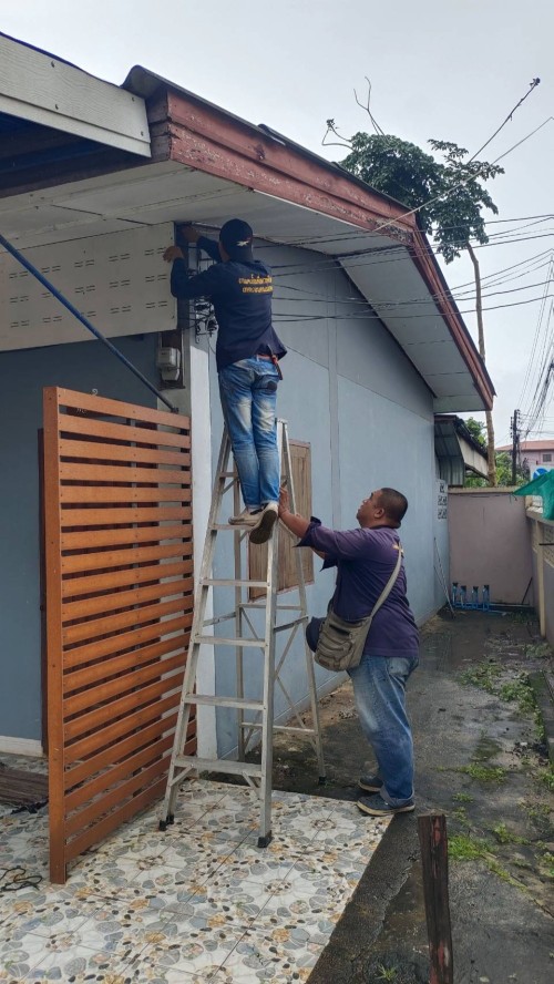 เจ้าหน้าที่กองยุทธศาสตร์และงบประมาณ ดำเนินการตามคำร้องขอซ่อมแซมเคเบิ้ลทีวี เพื่อการศึกษาเทศบาลนครแม่สอด