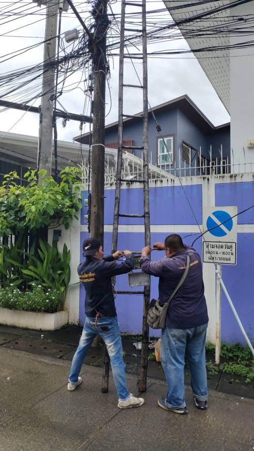 เจ้าหน้าที่กองยุทธศาสตร์และงบประมาณ ดำเนินการตามคำร้องขอซ่อมแซมเคเบิ้ลทีวี เพื่อการศึกษาเทศบาลนครแม่สอด