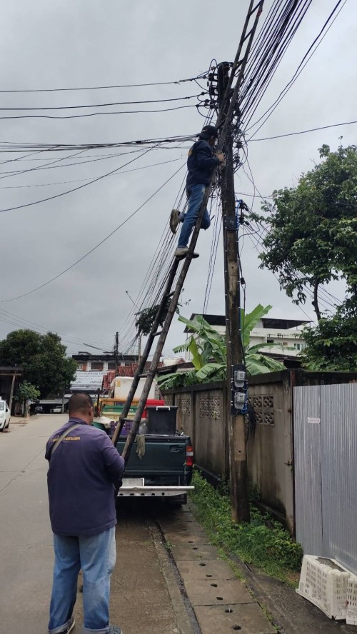 เจ้าหน้าที่กองยุทธศาสตร์และงบประมาณ ดำเนินการตามคำร้องขอซ่อมแซมเคเบิ้ลทีวี เพื่อการศึกษาเทศบาลนครแม่สอด