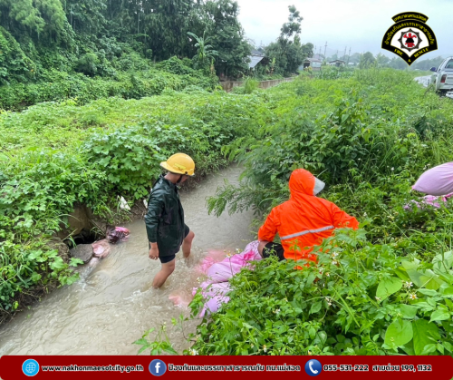 ดับเพลิงนครแม่สอด ออกดำเนินการช่วยเหลือประชาชนที่ได้รับผลกระทบจากอุทกภัยในเขตพื้นที่ ทน.แม่สอด