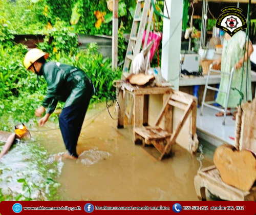 ดับเพลิงนครแม่สอด ออกดำเนินการช่วยเหลือประชาชนที่ได้รับผลกระทบจากอุทกภัยในเขตพื้นที่ ทน.แม่สอด