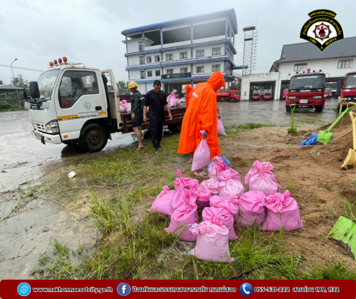 ดับเพลิงนครแม่สอด ออกดำเนินการช่วยเหลือประชาชนที่ได้รับผลกระทบจากอุทกภัยในเขตพื้นที่ ทน.แม่สอด