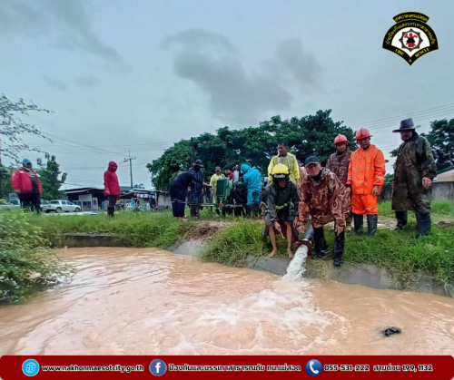 ดับเพลิงนครแม่สอด ออกดำเนินการช่วยเหลือประชาชนที่ได้รับผลกระทบจากอุทกภัยในเขตพื้นที่ ทน.แม่สอด