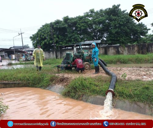 ดับเพลิงนครแม่สอด ออกดำเนินการช่วยเหลือประชาชนที่ได้รับผลกระทบจากอุทกภัยในเขตพื้นที่ ทน.แม่สอด