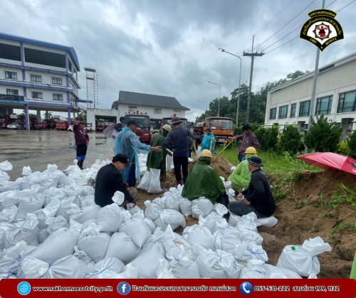 ดับเพลิงนครแม่สอด ออกดำเนินการช่วยเหลือประชาชนที่ได้รับผลกระทบจากอุทกภัยในเขตพื้นที่ ทน.แม่สอด