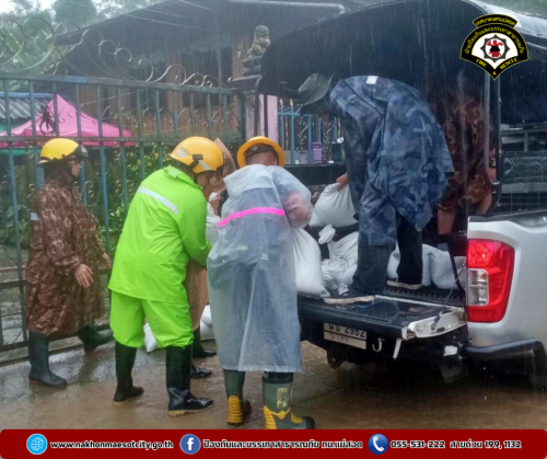 ดับเพลิงนครแม่สอด ออกดำเนินการช่วยเหลือประชาชนที่ได้รับผลกระทบจากอุทกภัยในเขตพื้นที่ ทน.แม่สอด