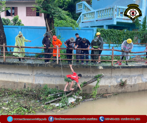 ดับเพลิงนครแม่สอด ออกดำเนินการช่วยเหลือประชาชนที่ได้รับผลกระทบจากอุทกภัยในเขตพื้นที่ ทน.แม่สอด