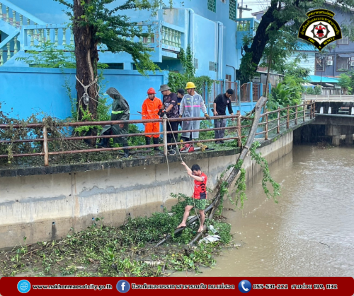 ดับเพลิงนครแม่สอด ออกดำเนินการช่วยเหลือประชาชนที่ได้รับผลกระทบจากอุทกภัยในเขตพื้นที่ ทน.แม่สอด