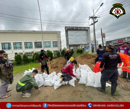 ดับเพลิงนครแม่สอด ออกดำเนินการช่วยเหลือประชาชนที่ได้รับผลกระทบจากอุทกภัยในเขตพื้นที่ ทน.แม่สอด