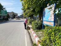 งานสวนสาธารณะ ตัดหญ้าและตัดแต่งต้นไม้เพื่อความสะอาดและความสวยงาม