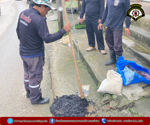 ดับเพลิงนครแม่สอด ออกดำเนินการซ่อมแซมถนน บริเวณใกล้เคียงไปรษณีย์อินทรคีรี