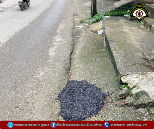 ดับเพลิงนครแม่สอด ออกดำเนินการซ่อมแซมถนน บริเวณใกล้เคียงไปรษณีย์อินทรคีรี