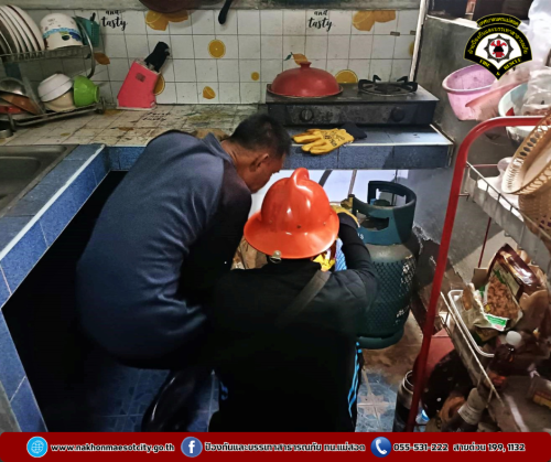 ดับพลิงนครแม่สอด ออกดำเนินการจับสัตว์เลื้อยคลาน (งู) บ้านเรือนประชาชน ใกล้เคียงวัดดอนไชย