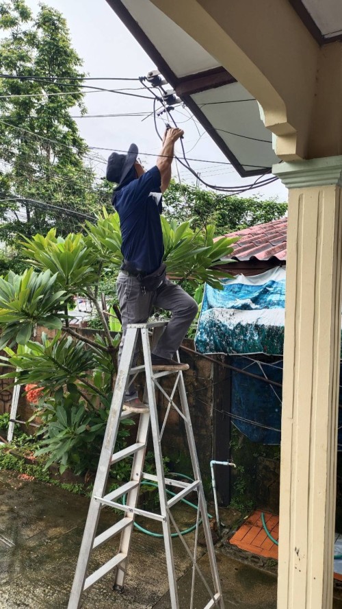 เจ้าหน้าที่กองยุทธศาสตร์และงบประมาณ ดำเนินการตามคำร้องขอ ติดตั้งและซ่อมแซมเคเบิ้ลทีวี เพื่อการศึกษาเทศบาลนครแม่สอด ระหว่างวันที่ 1 - 6 สิงหาคม 2567 