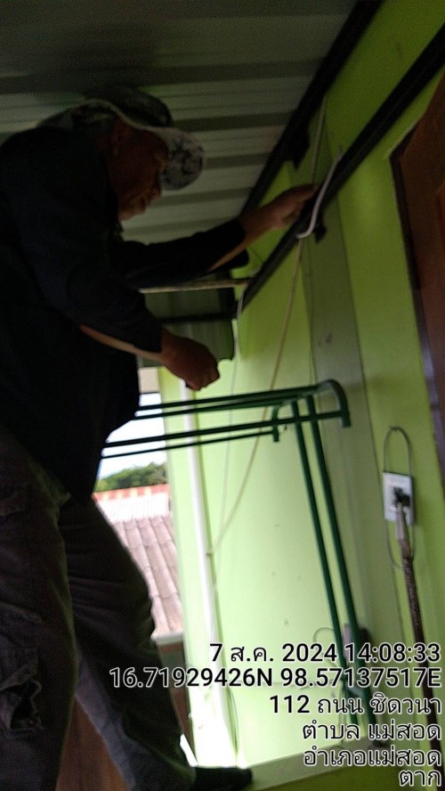 เจ้าหน้าที่กองยุทธศาสตร์และงบประมาณ ดำเนินการตามคำร้องขอซ่อมแซมเคเบิ้ลทีวี เพื่อการศึกษาเทศบาลนครแม่สอด ในวันที่ 7 สิงหาคม 2567