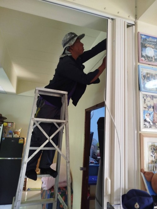 เจ้าหน้าที่กองยุทธศาสตร์และงบประมาณ ดำเนินการตามคำร้องขอซ่อมแซมเคเบิ้ลทีวี เพื่อการศึกษาเทศบาลนครแม่สอด ในวันที่ 7 สิงหาคม 2567